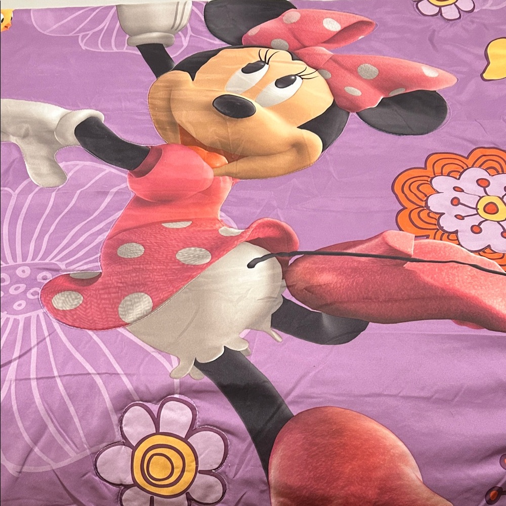 Minnie Mouse Toddler Bed Comforter and 3 piece sheet set for Toddler Bed. EUC
